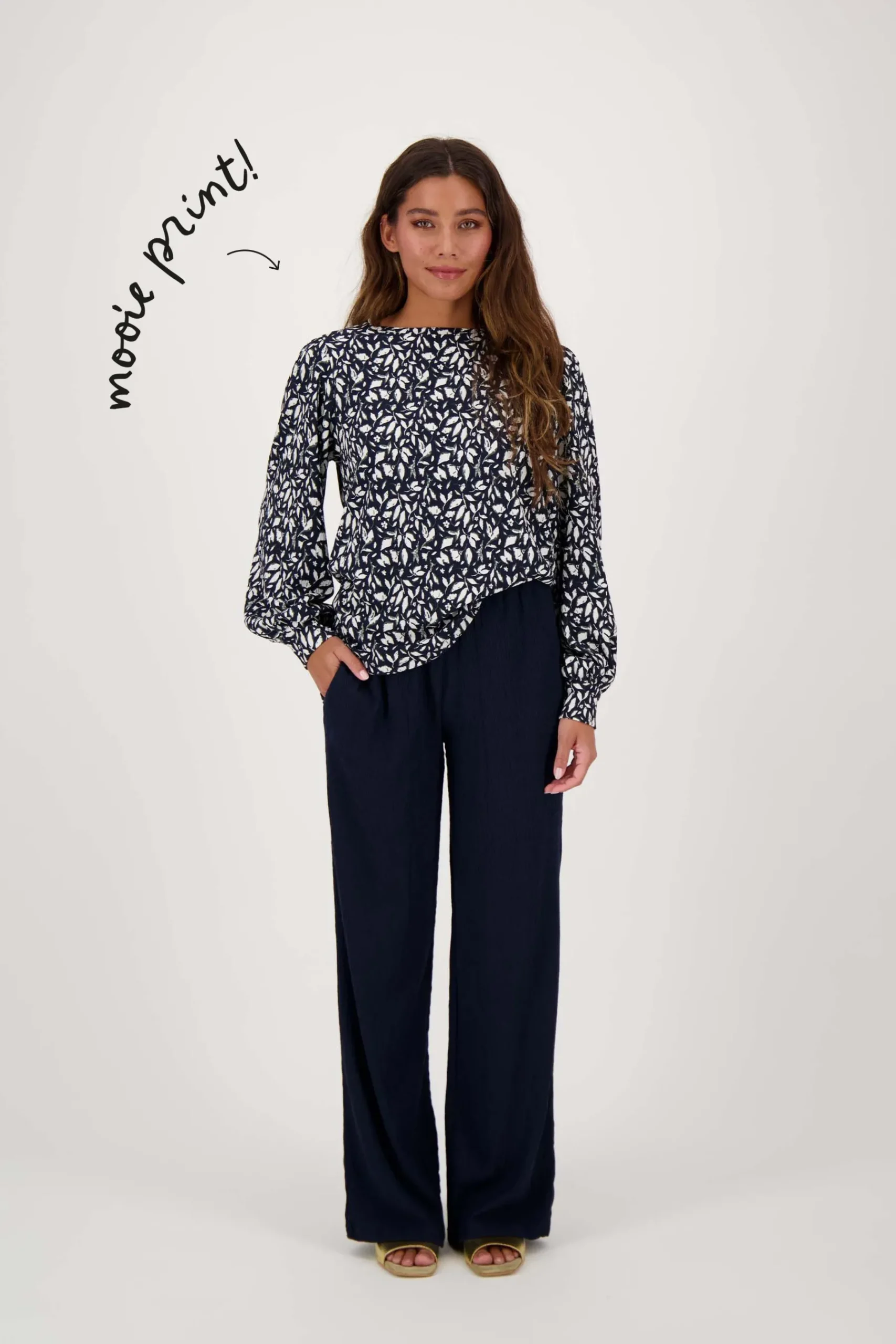 zusss_boothals_top_met_blaadjesprint_donkerblauw_1.webp Discount boothals top met blaadjesprint Tops