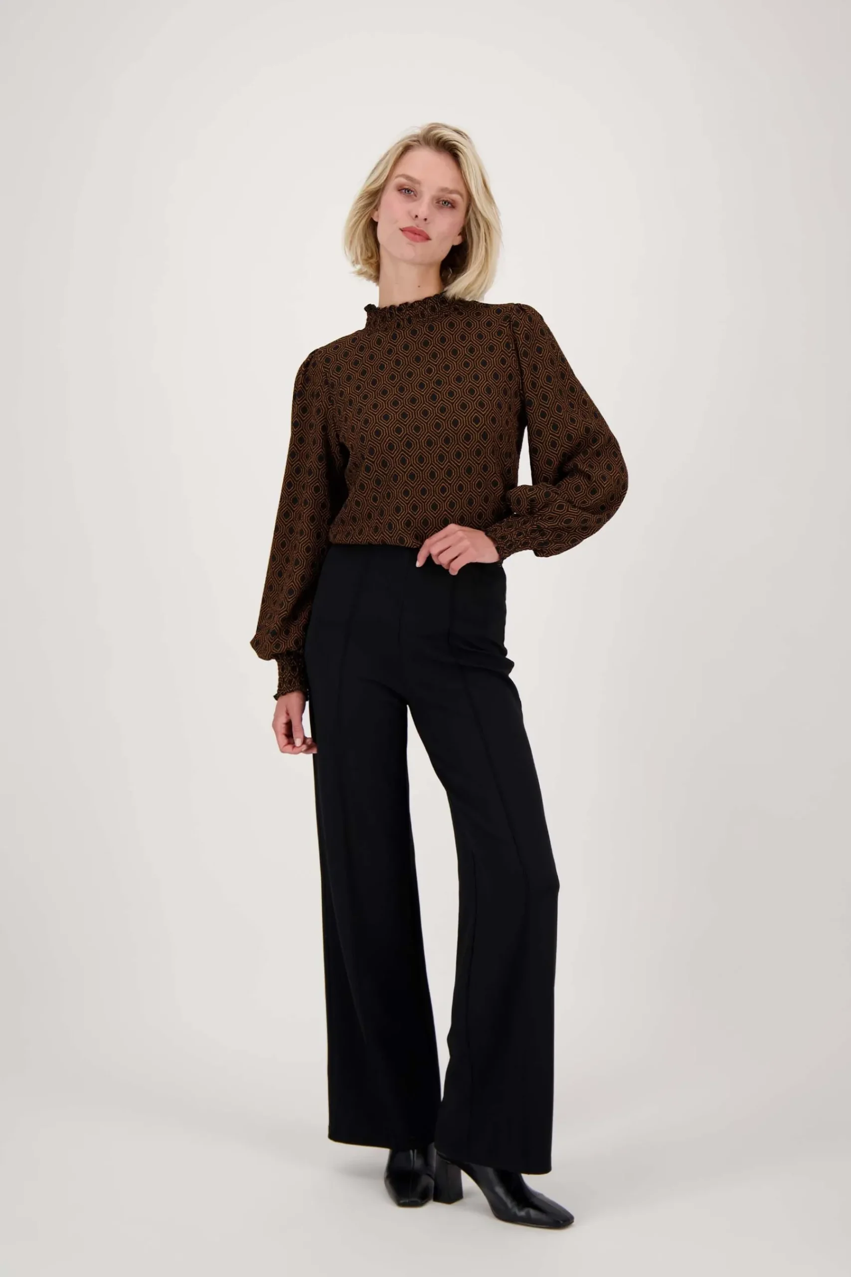 zusss_col_met_blockprint_zwartcamel_1.webp Outlet col met blockprint Tops