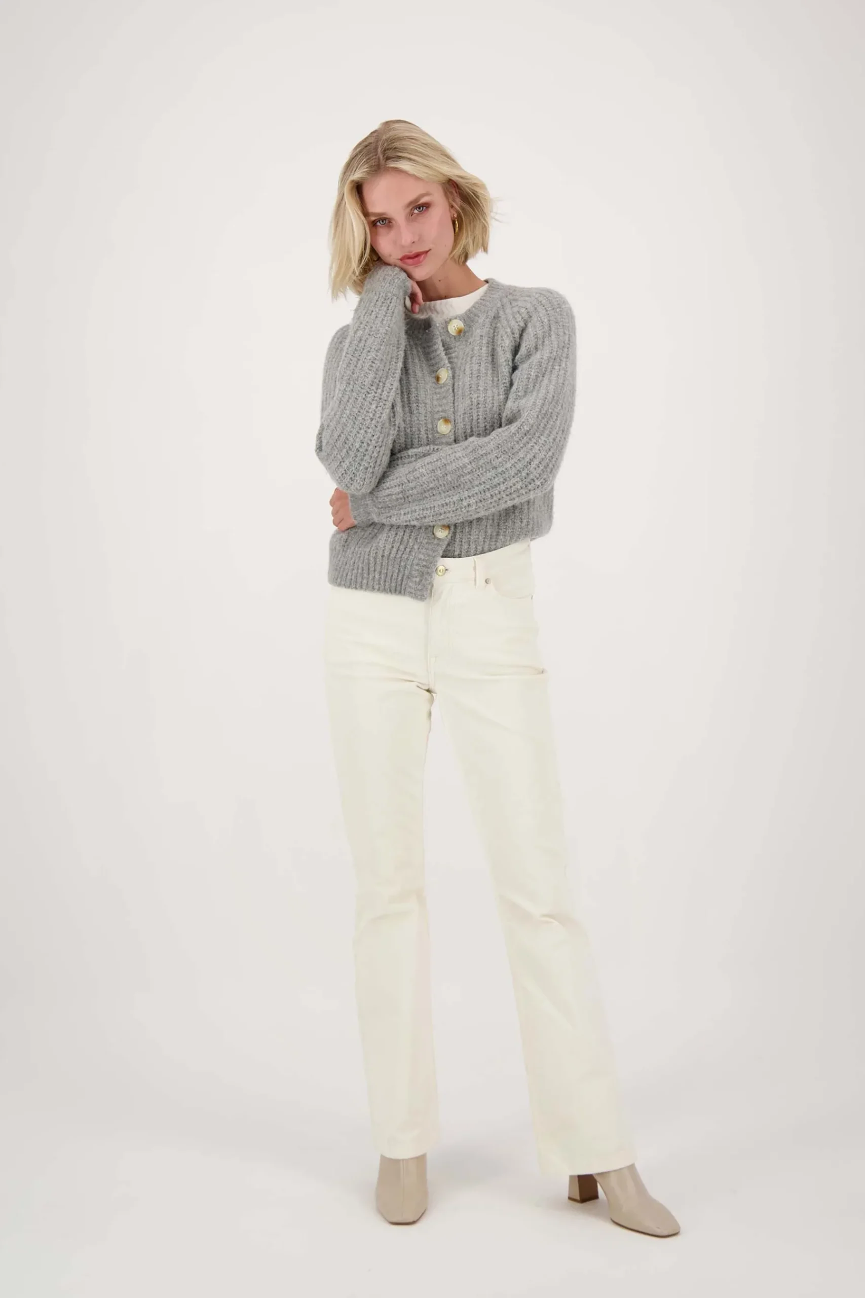 zusss_gebreid_vest_in_bomberstyle_lichtgrijs_1.webp Hot gebreid vest in bomberstyle Vesten