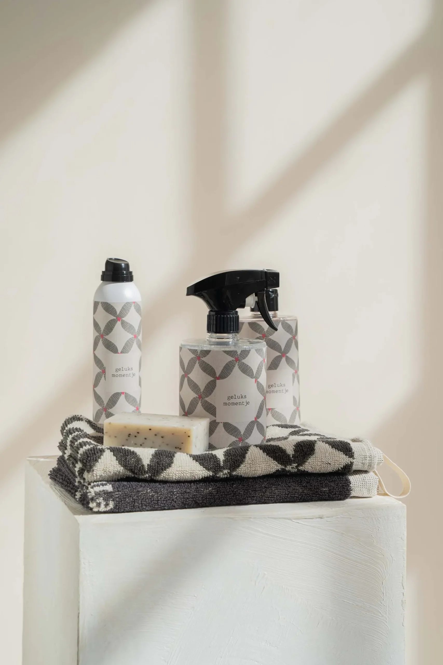 zusss_huisparfum_geluksmomentje_antracietgrijsroze_rood_1.webp Hot huisparfum geluksmomentje antracietgrijs/roze rood Bad