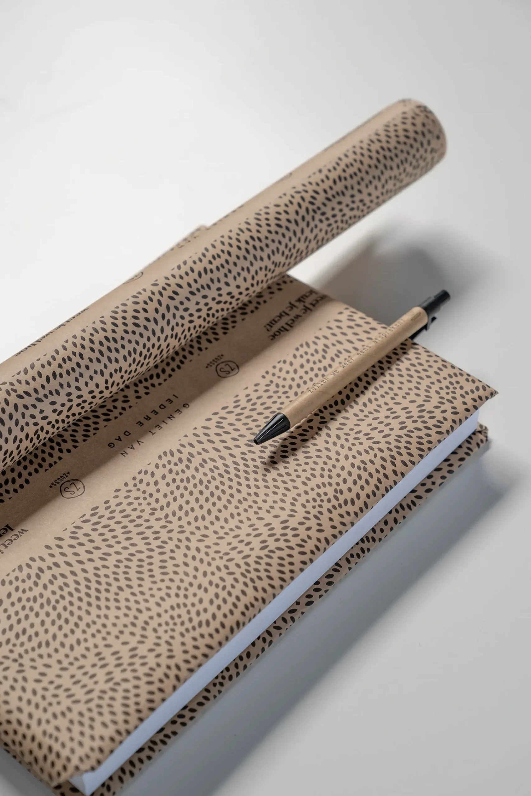 zusss_kadopapier_spikkels_3.webp Hot Kadopapier spikkels Versiering & Inpakken