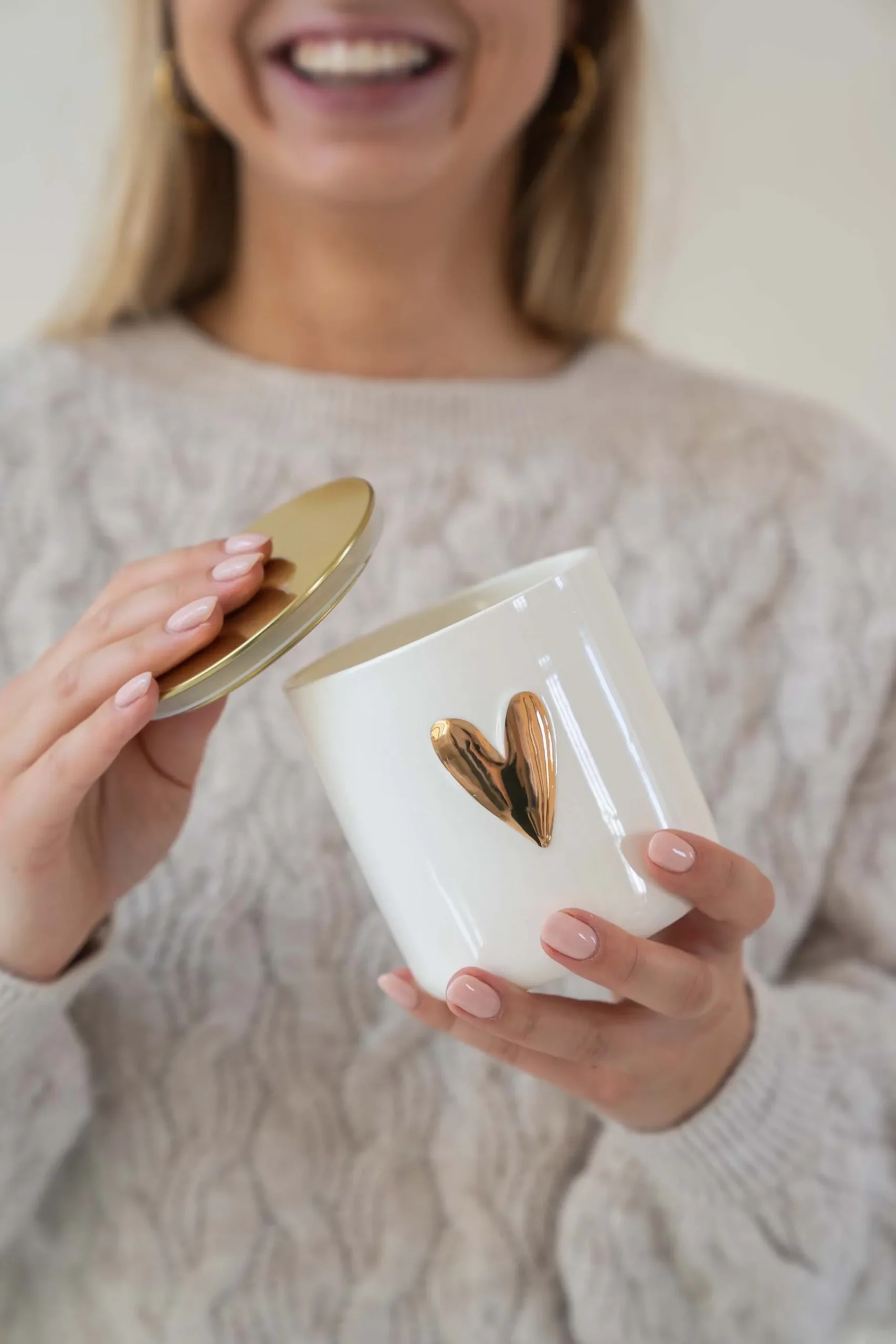 zusss_keramieken_geurkaars_linnen_goud_hartje_wit_2.webp Flash Sale keramieken geurkaars linnen hartje wit Geurkaarsen