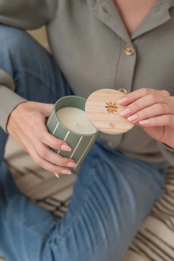 New keramieken geurkaars met houten deksel klavertje salie Geurkaarsen