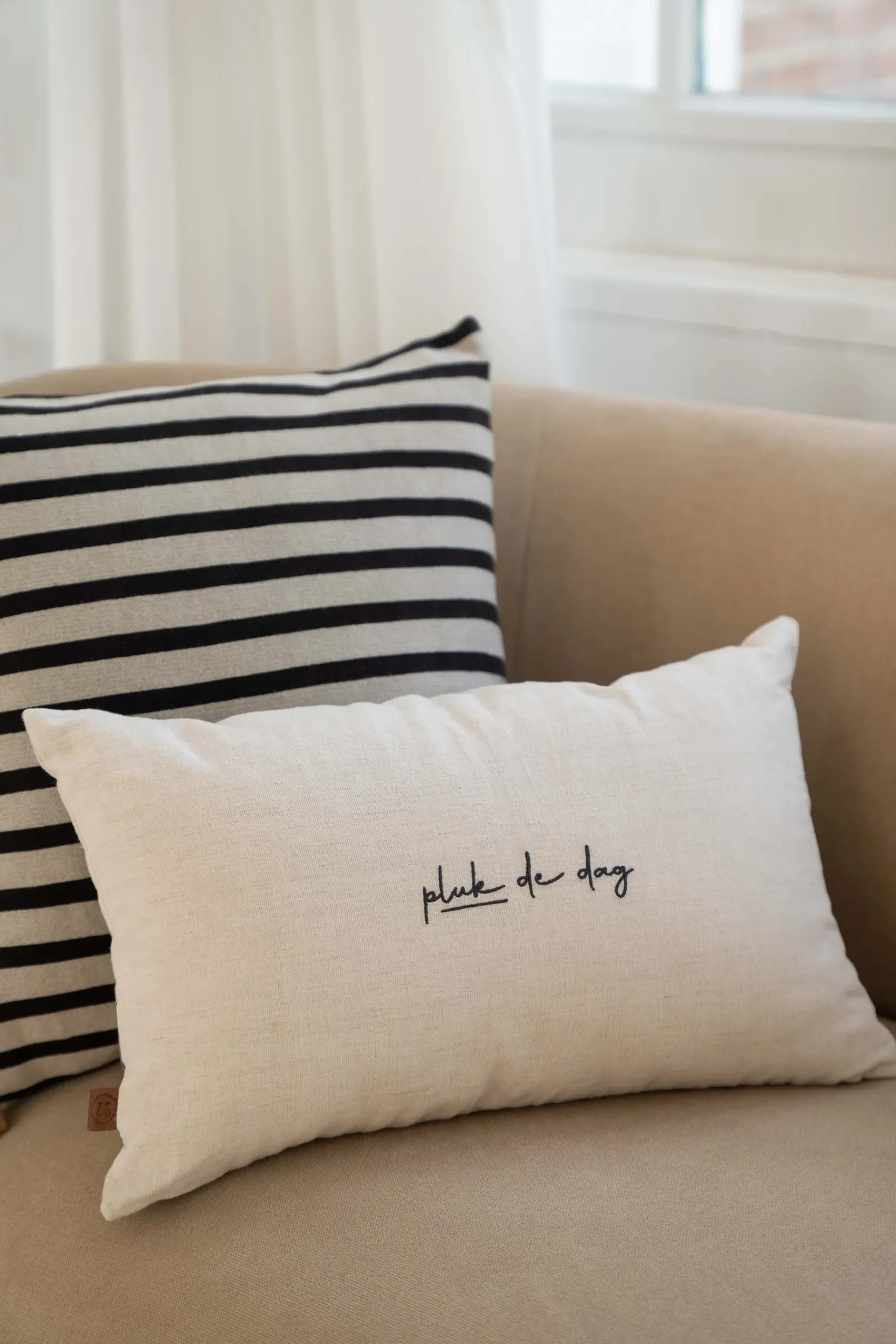 zusss_kussen_bloemen_silhouet_borduur_x_cm_zand_2.webp Flash Sale kussen bloemen silhouet borduur 50x30 cm Kussens