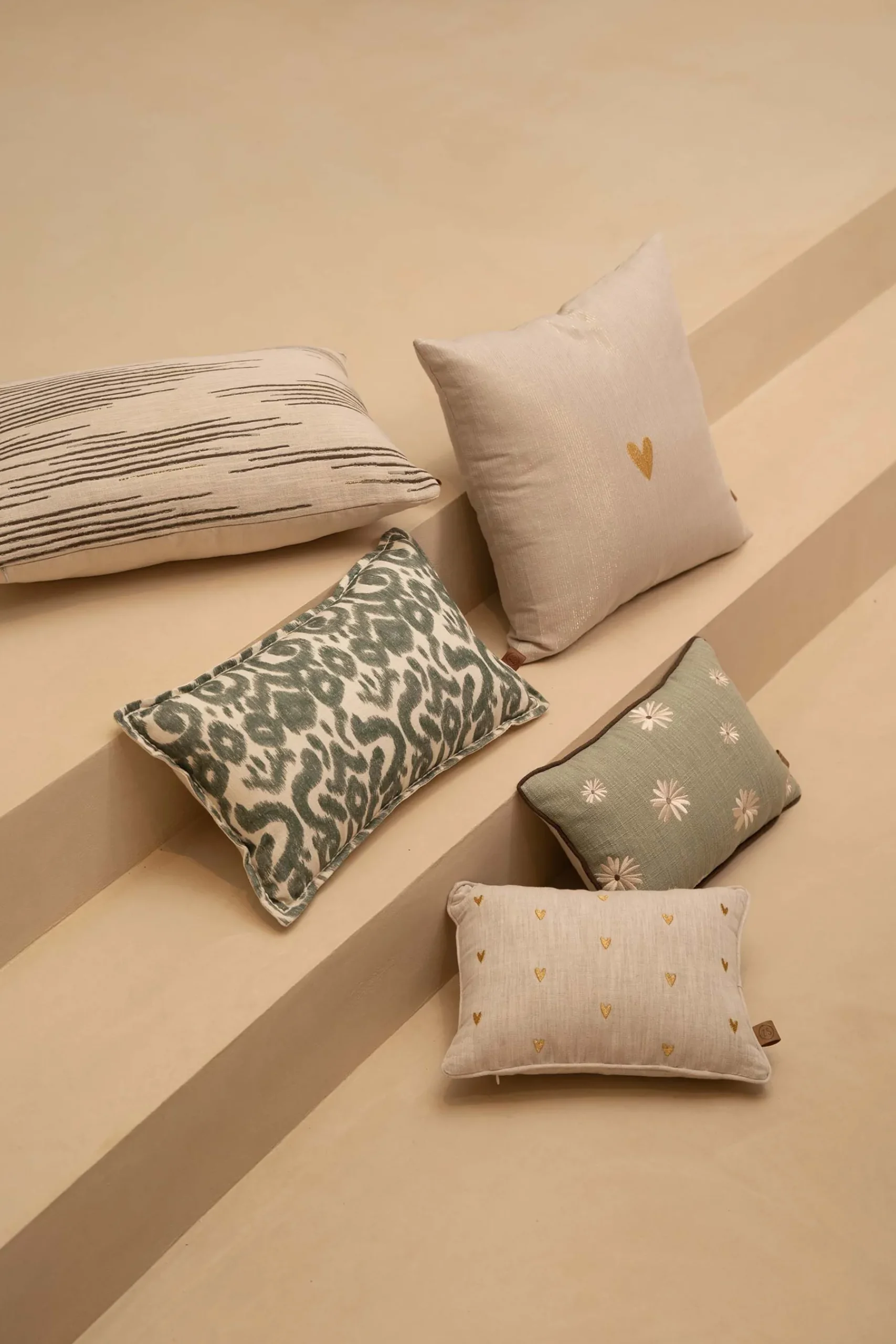 Sale kussen i like you en hartjes 35x25cm peper en zout/goud Kussens