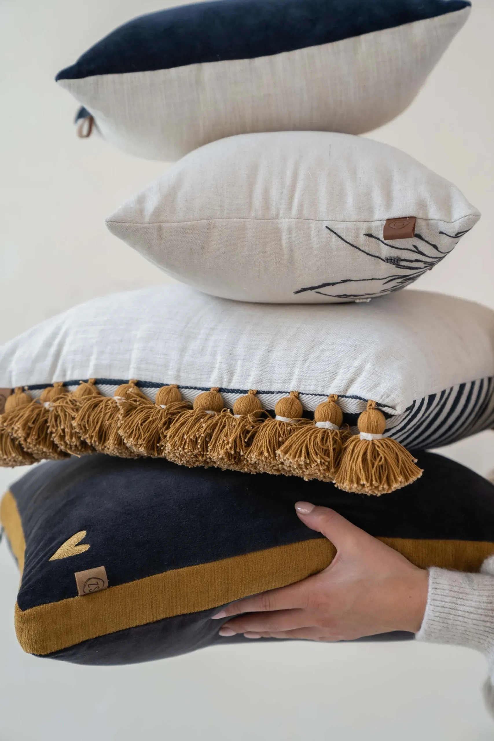 zusss_kussen_samen_is_alles_leuker_streep_xcm_zanddonkerblauw_2.webp Online kussen samen is alles leuker streep 45x45cm Kussens