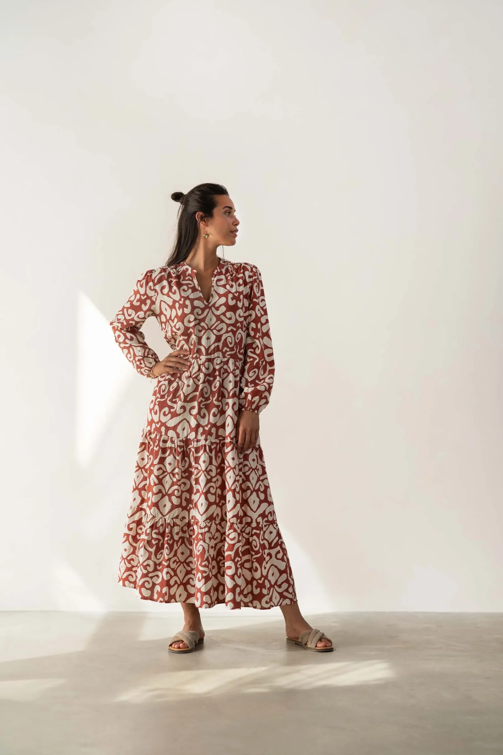 zusss_maxi_jurk_ornamentprint_cacaobruinzand_4.webp Cheap maxi jurk ornamentprint Jurkjes & Rokken