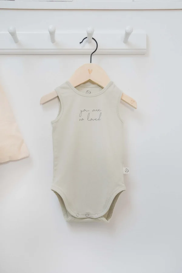 Outlet mouwloos rompertje so loved zand Baby