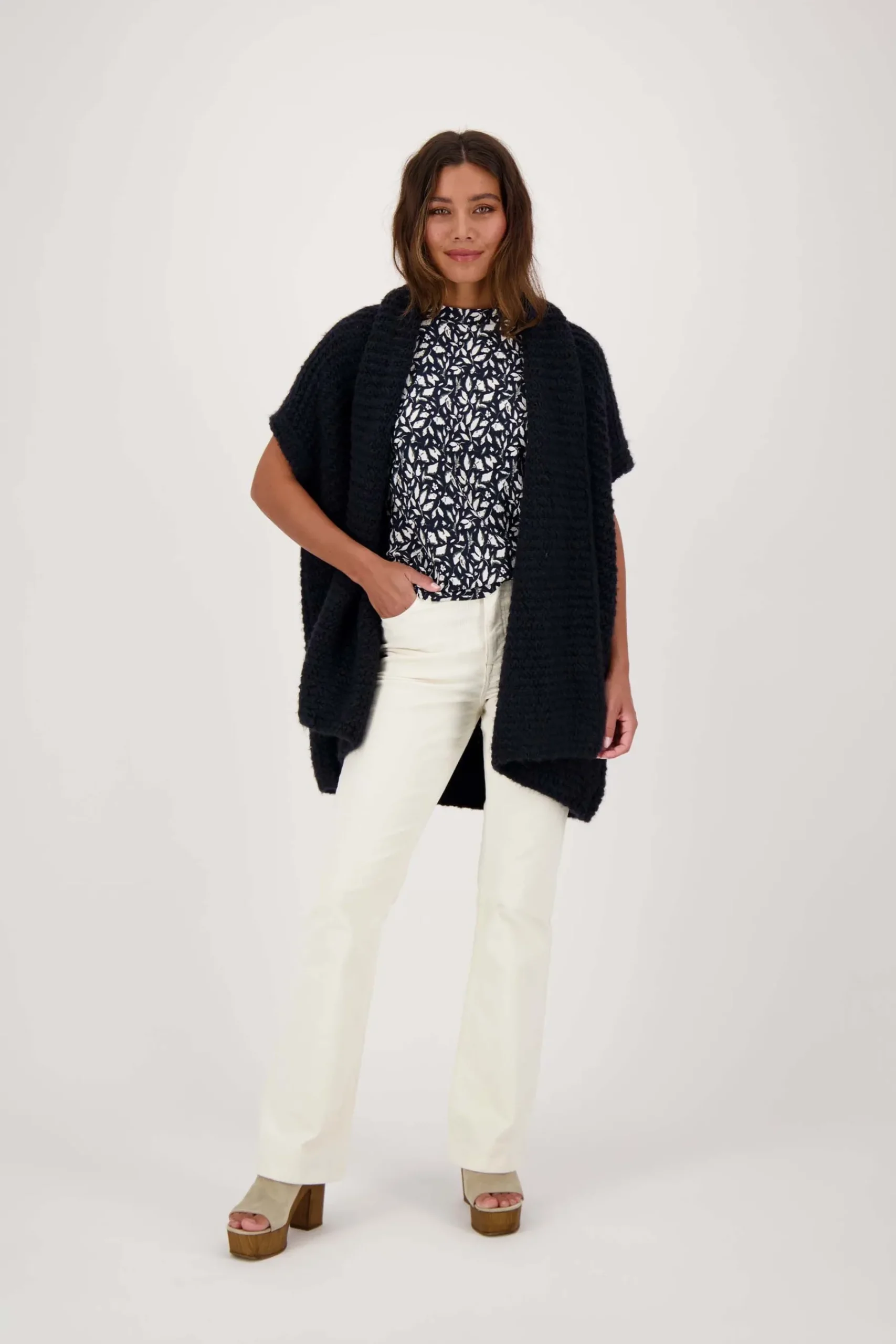 zusss_mouwloos_vest_donkerblauw_1.webp Cheap mouwloos vest Vesten