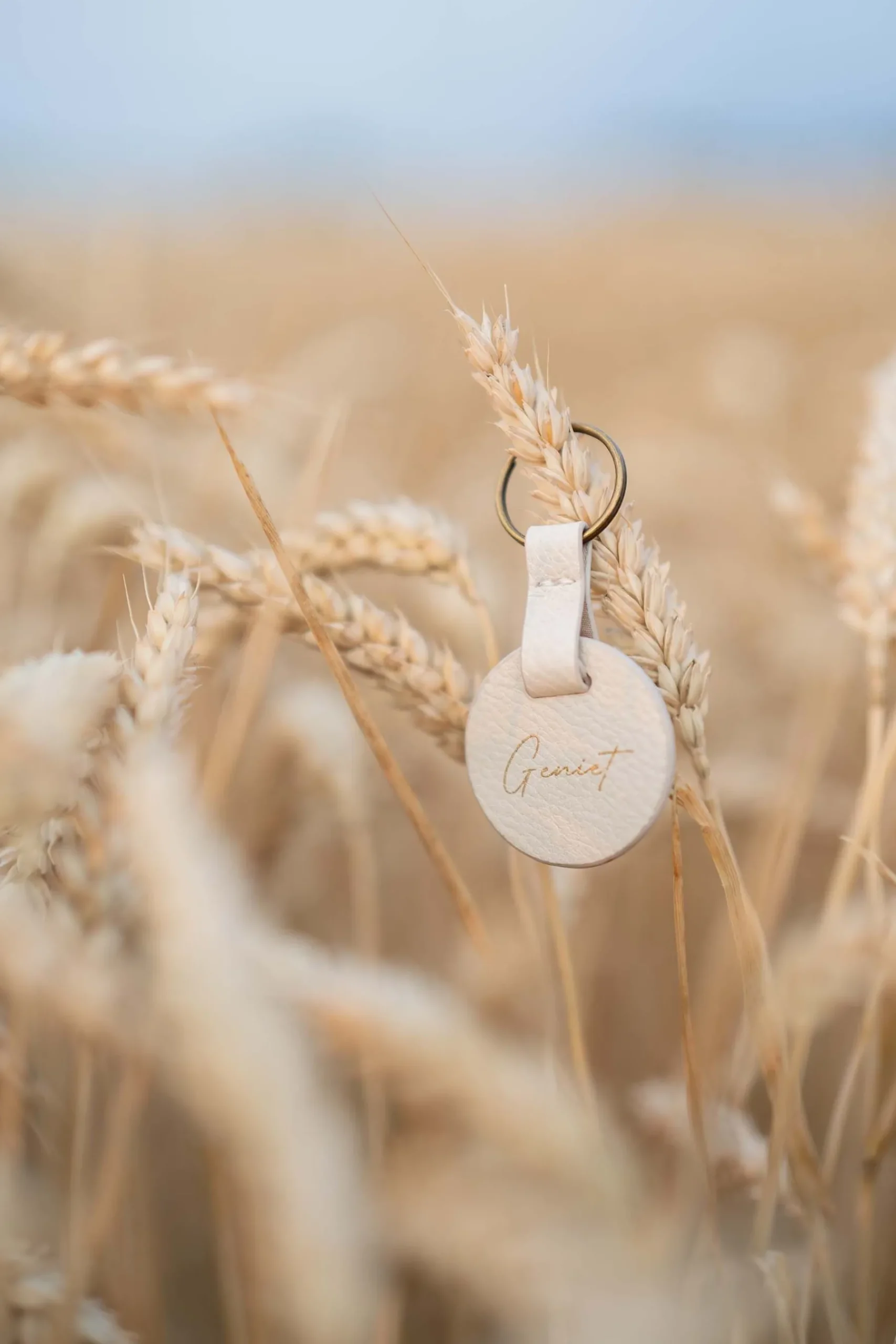 zusss_ronde_sleutelhanger_geniet_ecru_2.webp Fashion ronde sleutelhanger geniet Accessoires & Sleutelhangers