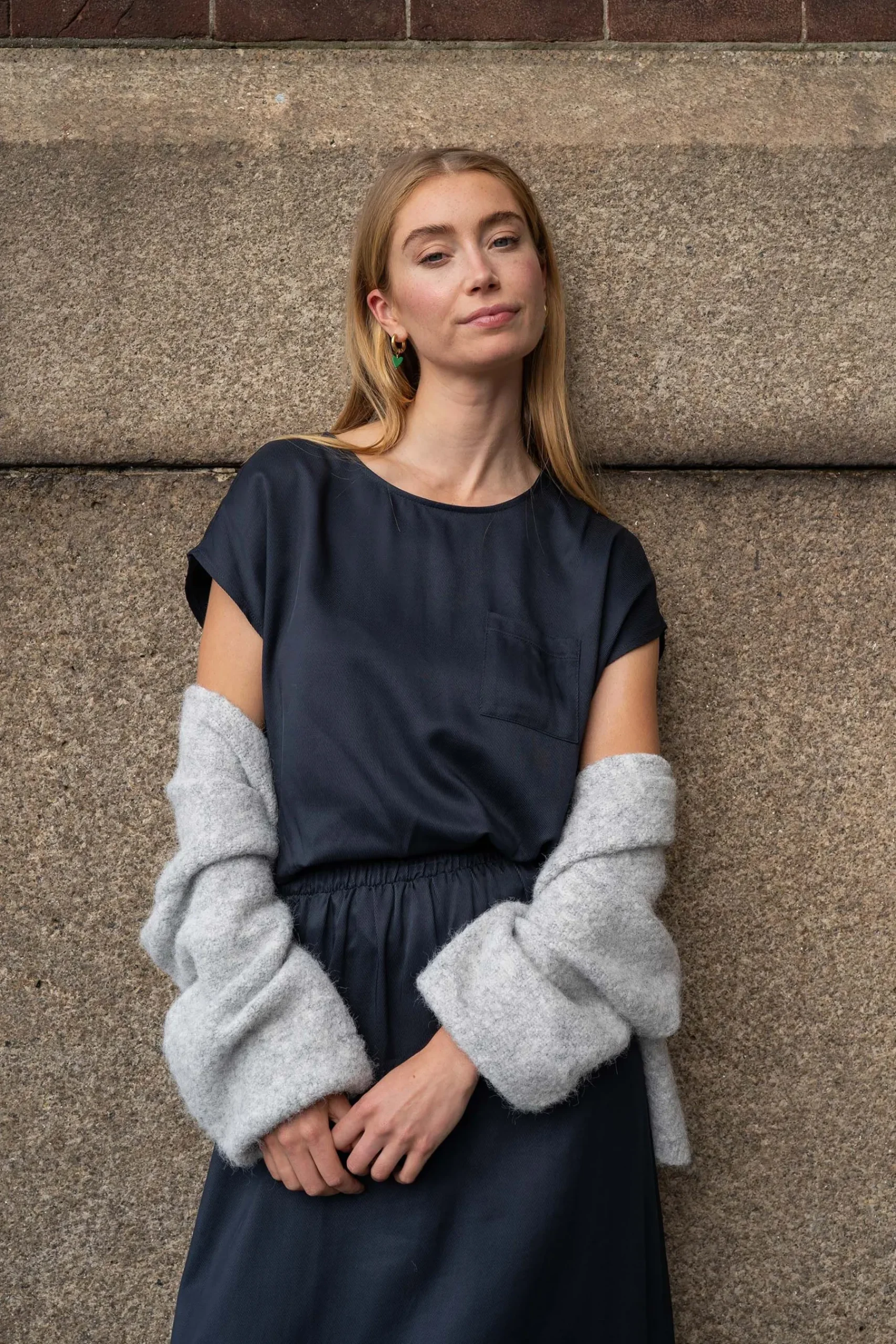 zusss_satijnen_twill_top_met_boothals_donkerblauw_3.webp Fashion satijnen twill top met boothals Tops