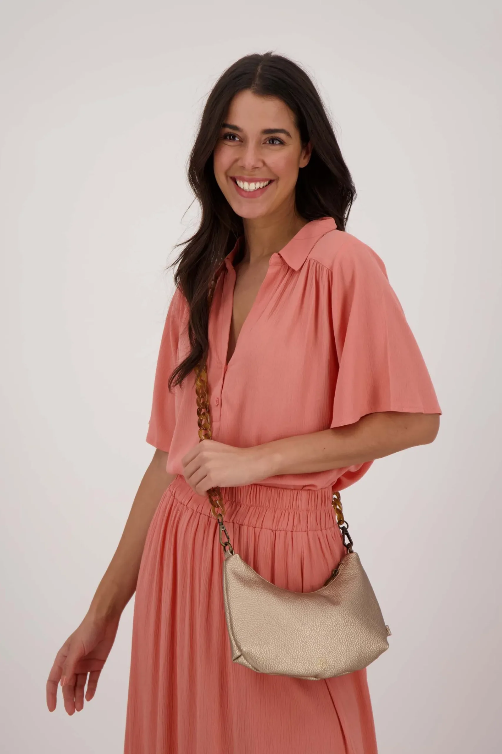 zusss_schoudertasje_met_hornen_hengsel_goud_1.webp Store schoudertasje met hornen hengsel Schoudertassen & Handtassen