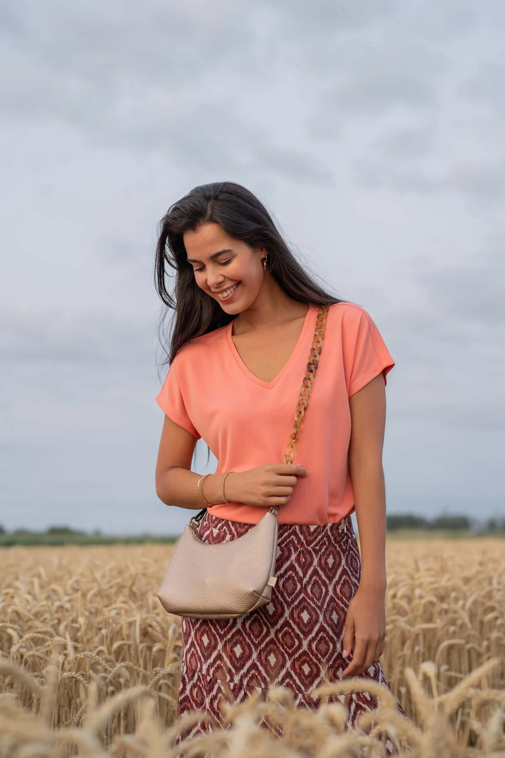 zusss_schoudertasje_met_hornen_hengsel_goud_3.webp Store schoudertasje met hornen hengsel Schoudertassen & Handtassen