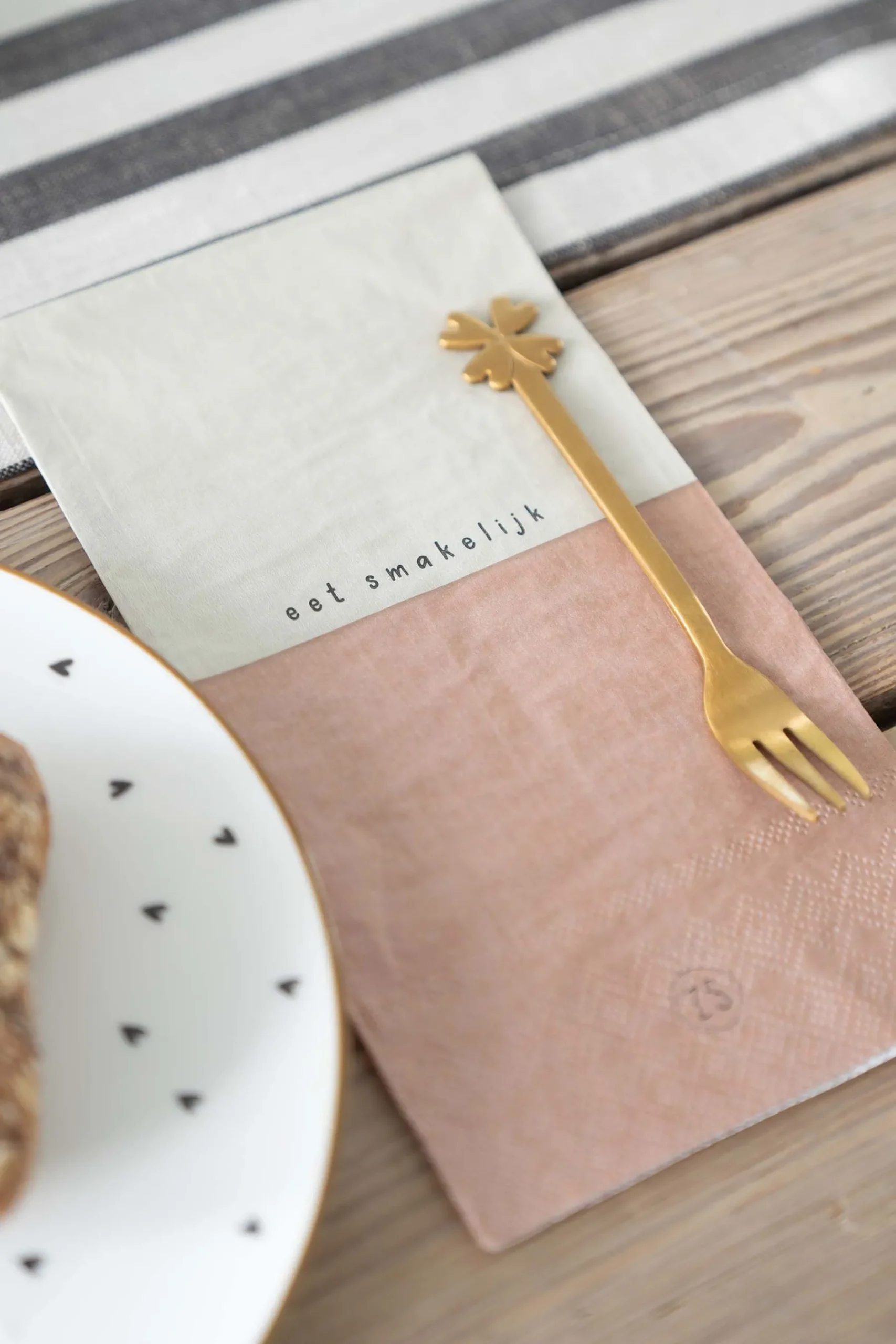 zusss_servetten_eet_smakelijk_xcm_zandterra_roze_1.webp Discount servetten eet smakelijk 11x20cm zand/terra roze Keukentextiel