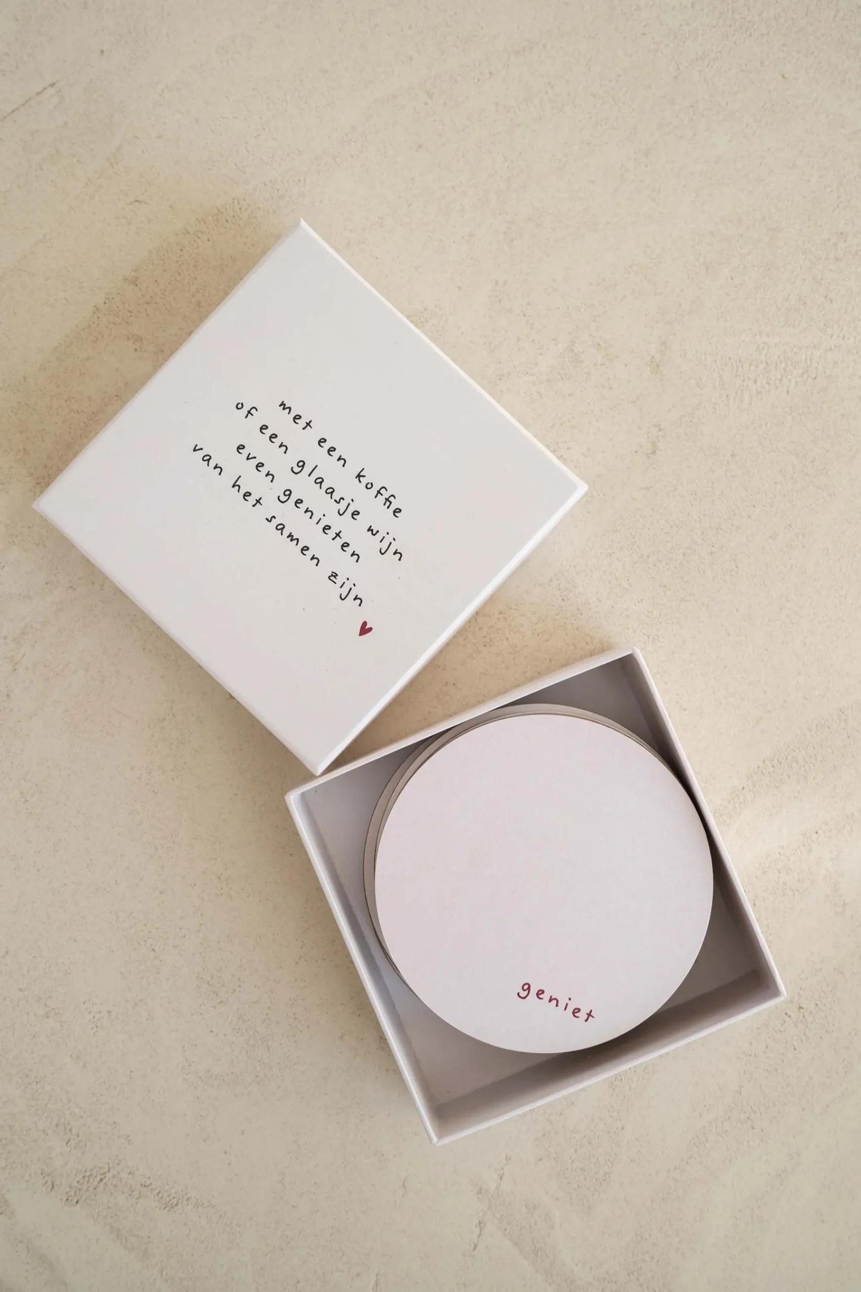 zusss_set_van__onderzetters_met_tekst_roodwit_3.webp Flash Sale set van 6 onderzetters met tekst Keukenaccessoires