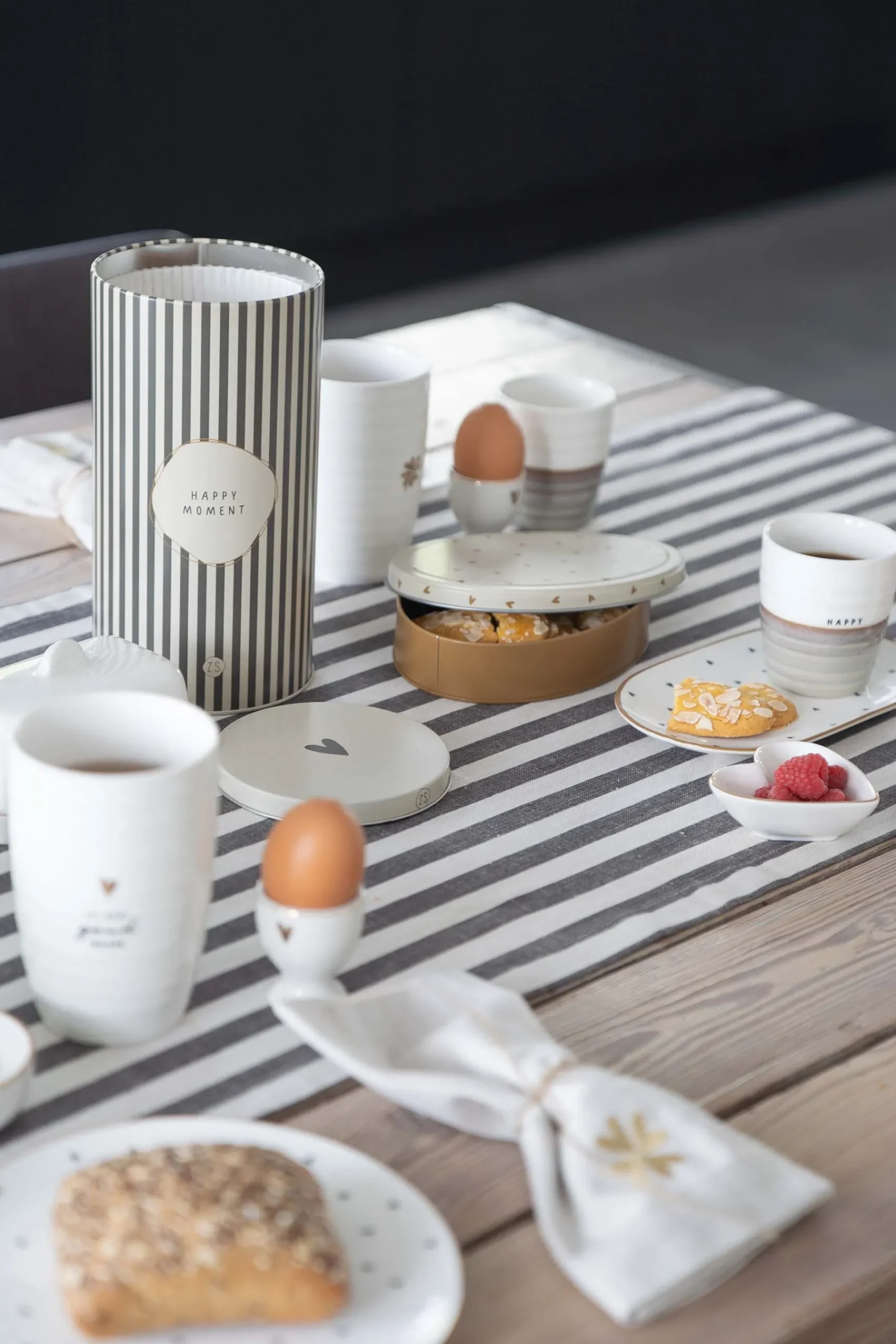 zusss_tafelloper_strepen_xcm_grafietgrijs_2.webp Store tafelloper strepen 50x250cm Keukentextiel