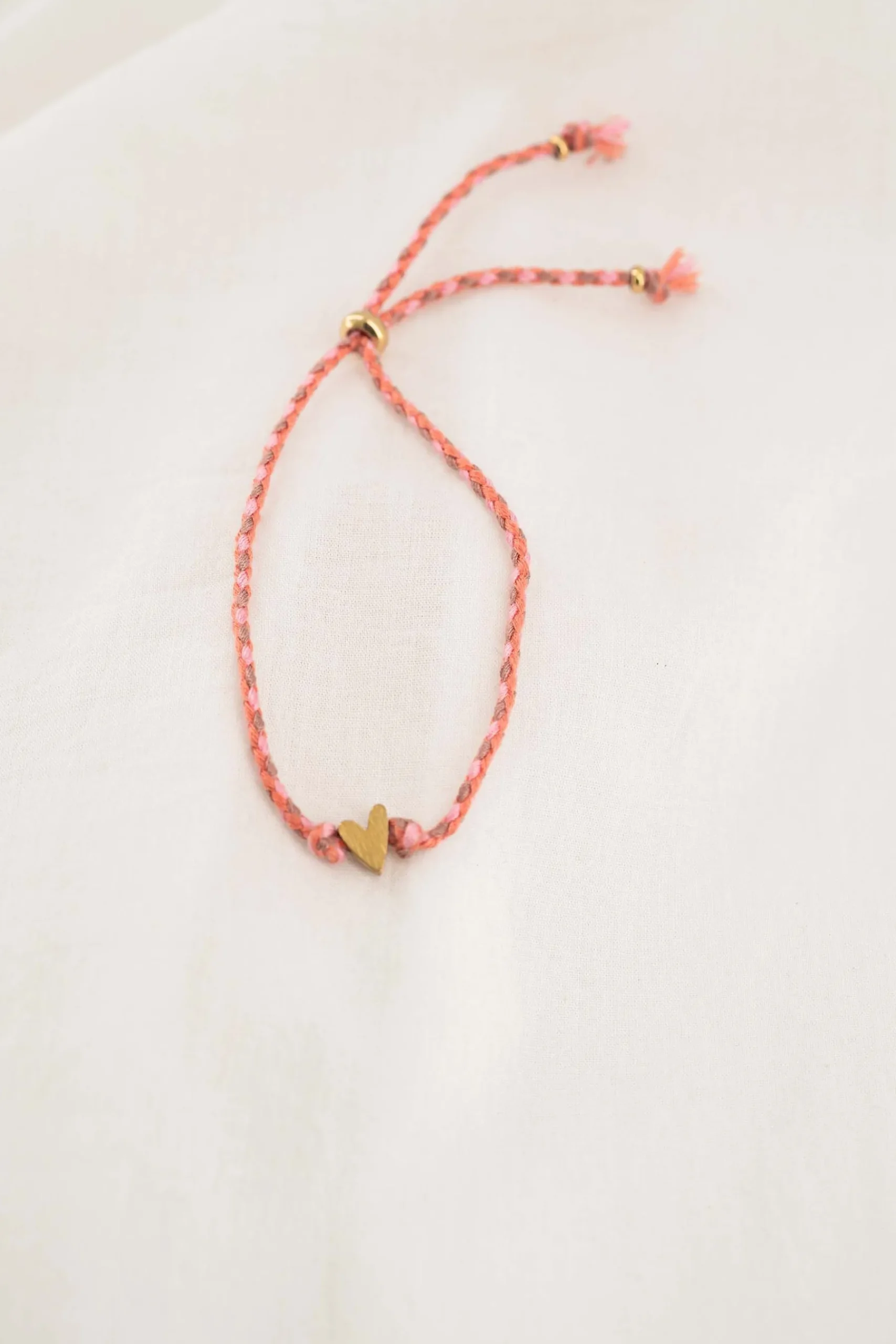 zusss_touwarmbandje_met_hartje_koraalrozegoud_0.webp Discount touwarmbandje met hartje Armbandjes