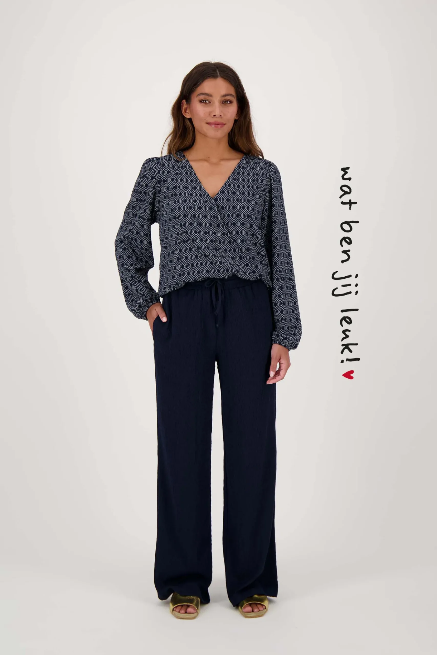 zusss_wikkeltop_met_blockprint_donkerblauw_grijs_1.webp Discount wikkeltop met blockprint donkerblauw grijs Tops