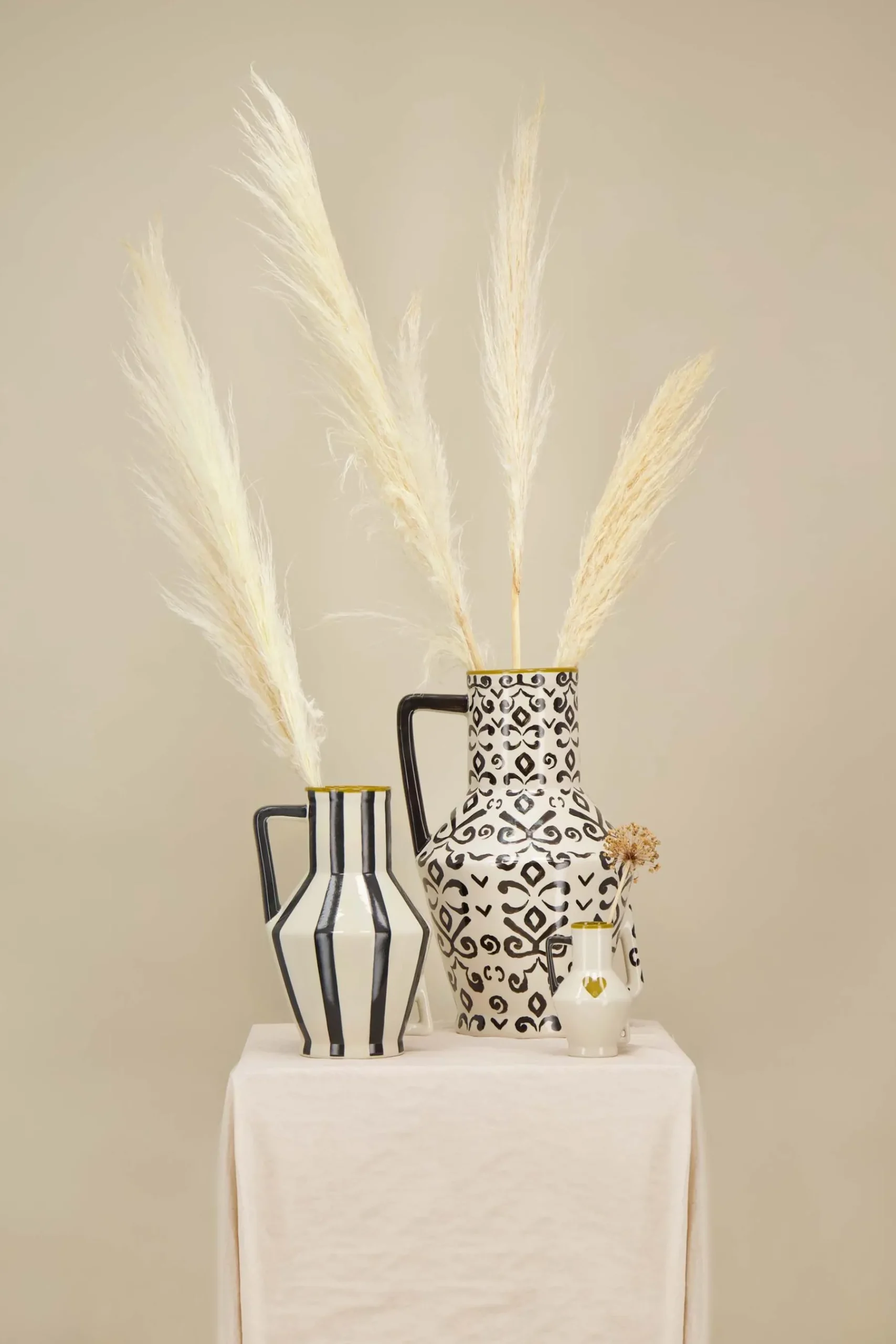 New x Return to Sender vaas gestreept M zand/off black Vazen & Potten